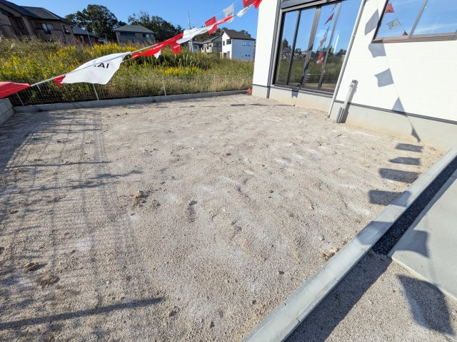 ひたちなか市東石川　8期　新築戸建ての庭|リビングに明るい光を届ける広々とした南庭。
お子様の遊び場やペットのスペースとしても最適です。
室内外で心地よい暮らしが叶います。