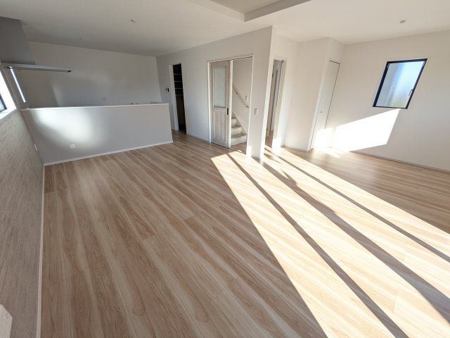 ひたちなか市東石川　8期　新築戸建ての居間・リビング|居心地の良いデザインと機能性を両立。ご友人を招いたり、趣味を楽しんだり、様々なシーンで活躍する団らんの中心地です。