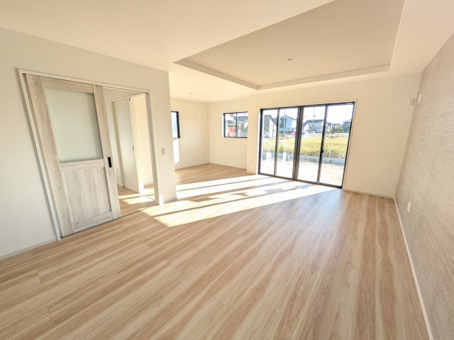 ひたちなか市東石川　8期　新築戸建ての居間・リビング|家族の会話が自然と弾む、広々としたゆとりのLDK。南向きの窓からたっぷりの光が射し込む明るく快適な空間です。
