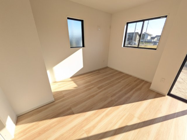 ひたちなか市東石川　8期　新築戸建ての居間・リビング|リビングと繋がる多目的スペース。
日当たりも良好です♪