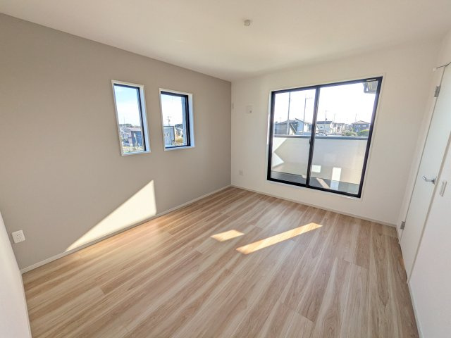 ひたちなか市東石川　8期　新築戸建ての洋室|バルコニーに面した２面採光で明るく開放的な洋室です。
デザイン性の高いアクセントクロスで、落ち着いた雰囲気を演出。収納力たっぷりのWIC完備で、室内をすっきりと保てます♪