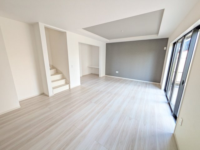 ひたちなか市平磯遠原町　1期　新築戸建ての居間・リビング|家族の会話が自然と弾む、広々としたゆとりのLDK。南向きの窓からたっぷりの光が射し込む明るく快適な空間です。