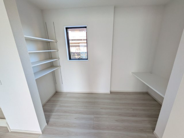 ひたちなか市平磯遠原町　1期　新築戸建ての居間・リビング|リビングと繋がる多目的スペース。
日当たりも良好です♪