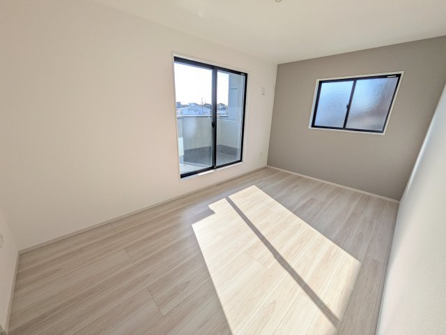 ひたちなか市平磯遠原町　1期　新築戸建ての洋室|バルコニーに面した２面採光で明るく開放的な洋室です。
デザイン性の高いアクセントクロスで、落ち着いた雰囲気を演出。収納力たっぷりのWIC完備で、室内をすっきりと保てます♪