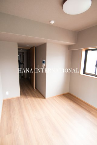グランカーサ浦安の居間・リビング|反転タイプのお部屋の写真です
