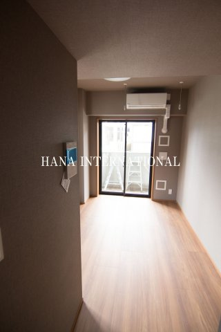 グランカーサ浦安の居間・リビング|反転タイプのお部屋の写真です