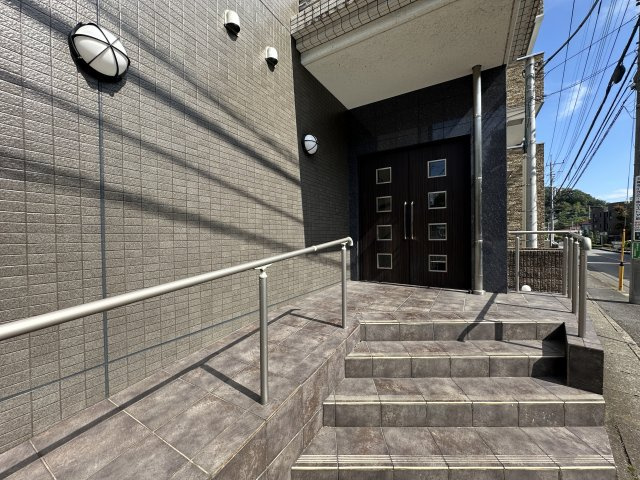 川崎市麻生区王禅寺西７丁目の賃貸マンションのエントランス