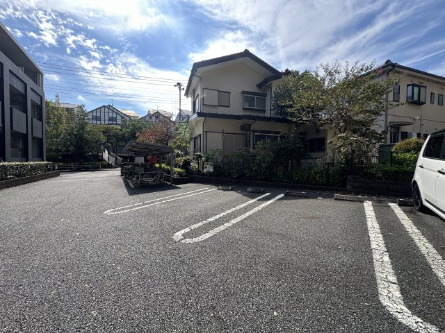 川崎市麻生区王禅寺西７丁目の賃貸マンションの駐車場