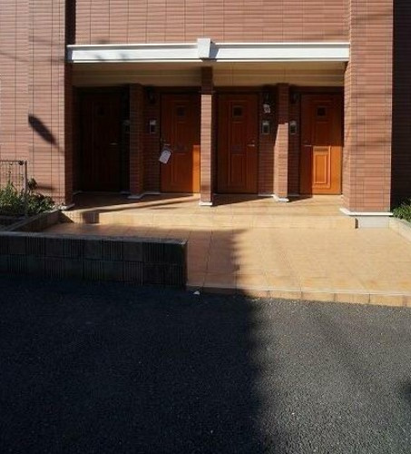 鎌ケ谷市丸山３丁目のアパートのエントランス