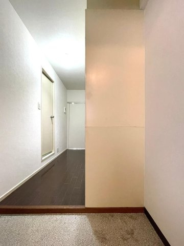 ホワイトマンション西新の玄関