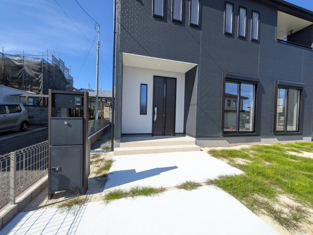 日立市滑川本町　4期　新築戸建て　１号棟の玄関|お洒落な玄関ドアと洗練された外壁デザイン。家の顔にふさわしい上質な佇まいで、ご家族やお客様を迎えます。