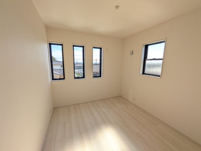 日立市滑川本町　4期　新築戸建て　１号棟の洋室|たっぷり収納と明るい窓で、片付けも気持ち良くできる洋室。
お子様の「自分の部屋が欲しい」という夢を叶えます。