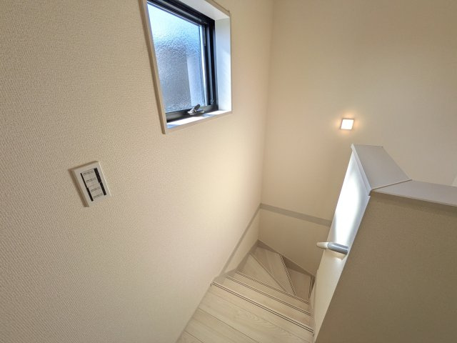 日立市滑川本町　4期　新築戸建て　１号棟の内装|窓付きで明るい階段は、手すり付きでお子様からご年配の方まで安心して上り下りができます♪