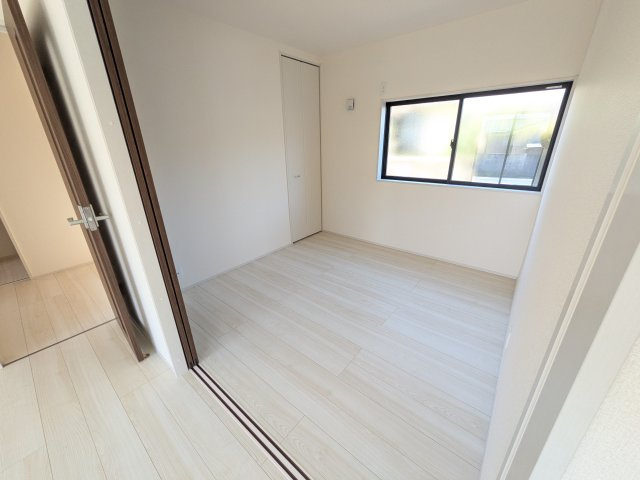 日立市滑川本町　4期　新築戸建て　１号棟の洋室|リビングと繋がる多目的スペース。引き戸を開ければ広々LDK、閉じれば客間や書斎、お子様の遊び場に早変わりします。
