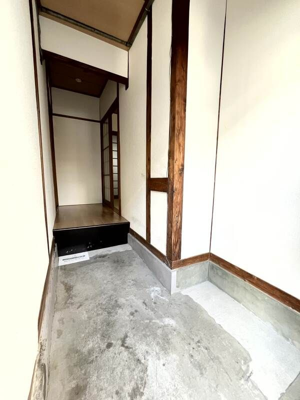 下三条町テラスハウスの玄関