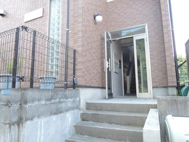 川崎市多摩区菅仙谷２丁目のアパートのエントランス