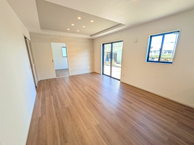 水戸市住吉町　4期　新築戸建て　9号棟の居間・リビング|家族の会話が自然と弾む、広々としたゆとりのLDK。南向きの窓からたっぷりの光が射し込む明るく快適な空間です。