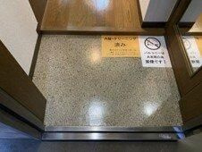 トーカン湯島キャステールの玄関