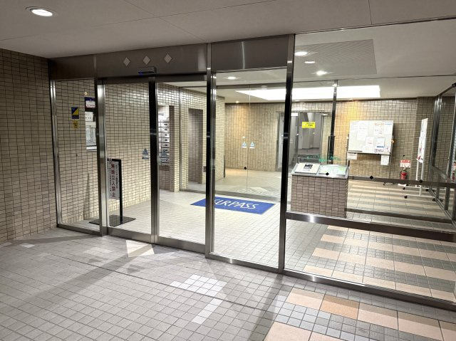 サーパスシティ西新潟弐番館のエントランス