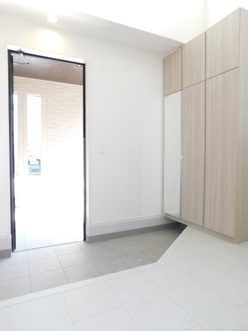 名古屋市港区春田野２丁目の新築一戸建の玄関|◇玄関◇　　玄関ドアを開けると吹き抜けが目に入り、開放感のある空間です！　家族の履物がスッキリと片付くミラー付き大型収納！　　