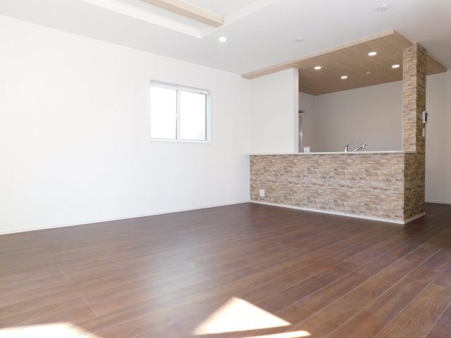 名古屋市港区春田野２丁目の新築一戸建の居間・リビング|◇リビング◇　　南面で明るく広いリビング１８．０帖　ポップアップ天井のオシャレな対面キッチン♪