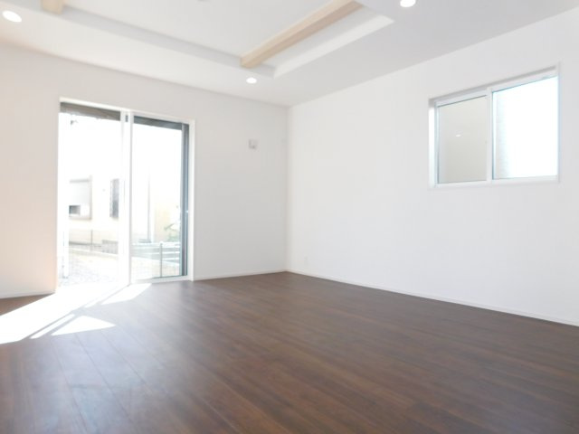 名古屋市港区春田野２丁目の新築一戸建の居間・リビング|◇リビング◇　　南面で明るく広いリビング１８．０帖　三面採光の開放感のある空間♪