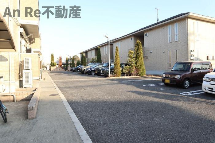 ラフレ仲道　Ｅの駐車場