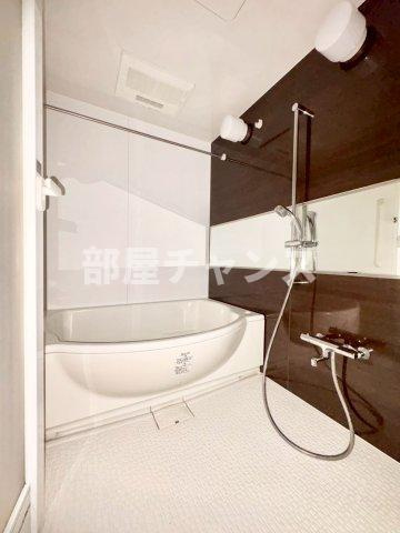 アクアブルーの浴室