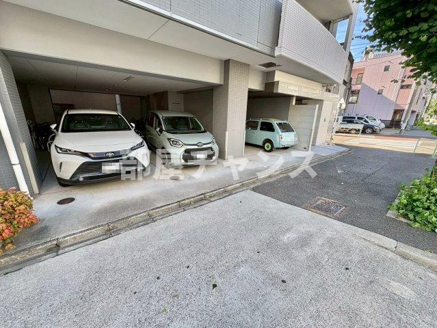 アクアブルーの駐車場