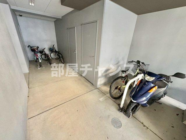 アクアブルーの駐車場