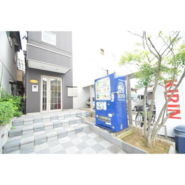 東大阪市日下町５丁目のアパートのエントランス