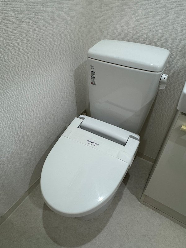横浜市戸塚区矢部町のアパートのトイレ