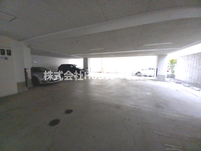 S-FORT神戸小河通の駐車場