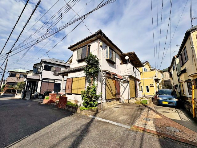 《仲介手数料半額》富士見市渡戸2丁目の外観|富士見市立勝瀬小学校が徒歩5分、ららぽーと富士見へも徒歩15分です。南向きで陽当たり良好な1992年築住宅。期間限定の現況販売中で部分リフォーム相談も可。住まい探しは当社スタッフにお任せ下さい。