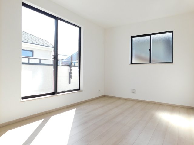 名古屋市緑区兵庫２丁目の新築一戸建の洋室|◇洋室◇　　南東向きで明るい洋室約７.０帖　全居室収納完備！　バルコニー付き♪