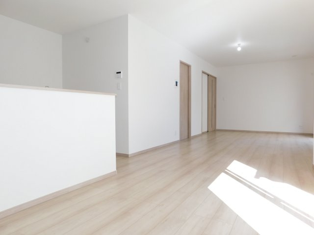 名古屋市緑区兵庫２丁目の新築一戸建の居間・リビング|◇リビング◇　　南東向きで明るく広いリビング約１８．６２帖　会話が弾む対面キッチン♪