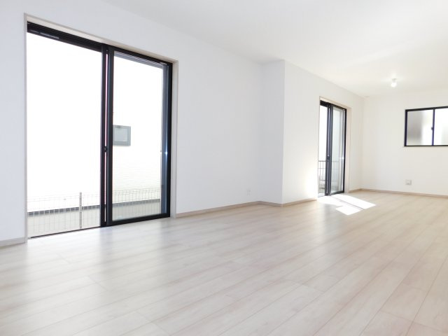 名古屋市緑区兵庫２丁目の新築一戸建の居間・リビング|◇リビング◇　　南東向きで明るく広いリビング約１８．６２帖　　