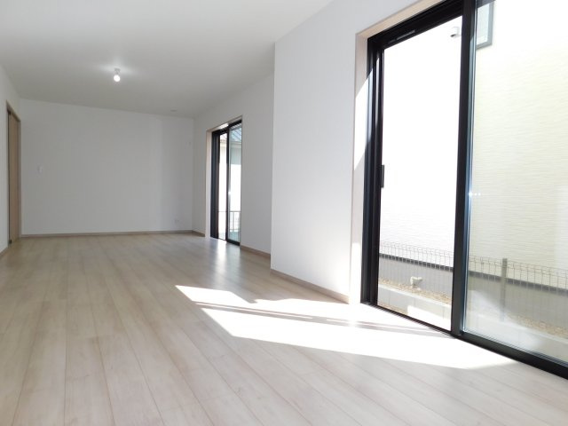 名古屋市緑区兵庫２丁目の新築一戸建の居間・リビング|◇リビング◇　　南東向きで明るく広いリビング約１８．６２帖　大きな窓の開放感のある空間♪