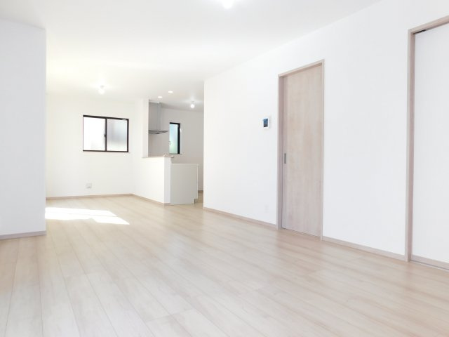 名古屋市緑区兵庫２丁目の新築一戸建の居間・リビング|◇リビング◇　　南東向きで明るく広いリビング約１８．６２帖　インテリアが映えるワイドリビング！