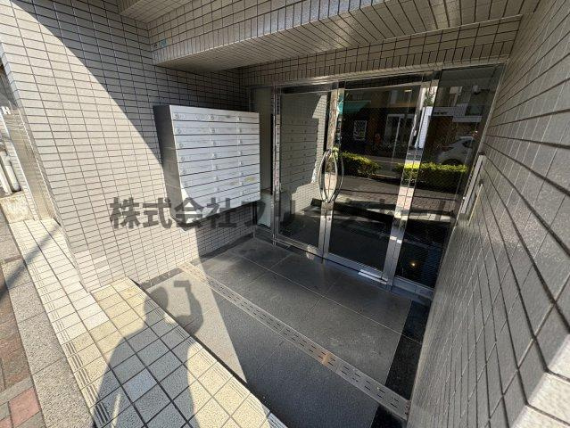 武蔵野市吉祥寺東町２丁目の賃貸マンションのエントランス
