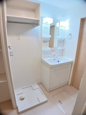 ルーベル　塩屋　Ａの洗面所|広い洗面スペース