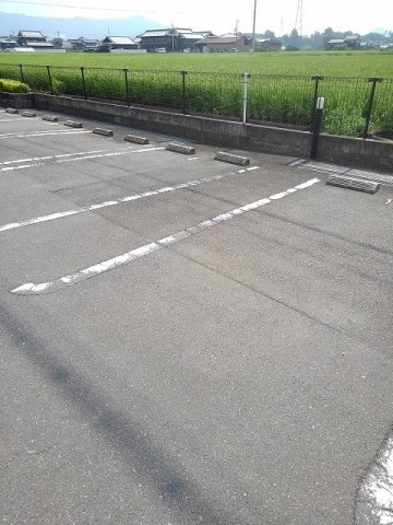 グランド　フィールドＣの駐車場|車をお持ちの方に嬉しい駐車場付きの物件です