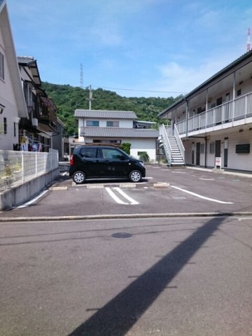 宇多津町新開アパートの駐車場|駐車場があるので、車を買う予定の方も安心です