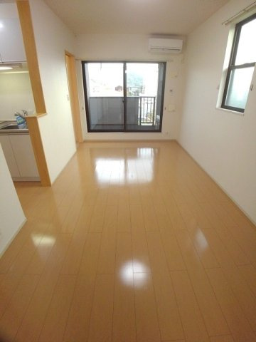 宇多津町新開アパートの内装|明るい室内です