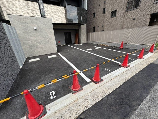 S-RESIDENCE東観音町achieveの駐車場
