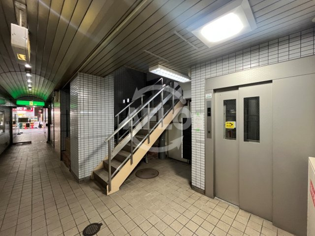 ステップイン南森町のロビー