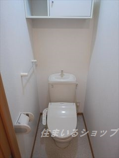 フレグランスＦのトイレ|温水洗浄便座・収納棚あり