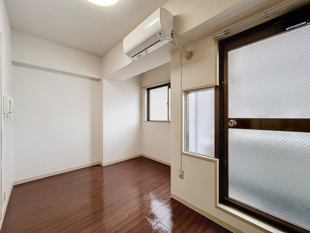 落ち着いた色調の洋室です