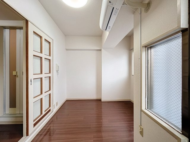 落ち着いた色調の洋室です
