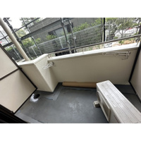 暖かな日差しのふりそそぐバルコニー
